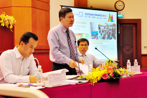  Lãnh đạo Bộ Tài chính và IDG Việt Nam trao đổi tại cuộc họp báo về sự kiện                                                            Vietnam Finance 2013 ngày 12/8.